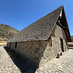 Anastasi Tiny Homes- Mountain Views, Garden & Terrace, Pet Friendly Gerendaház